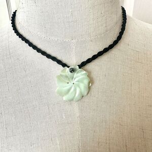 Green flower shell choker necklace